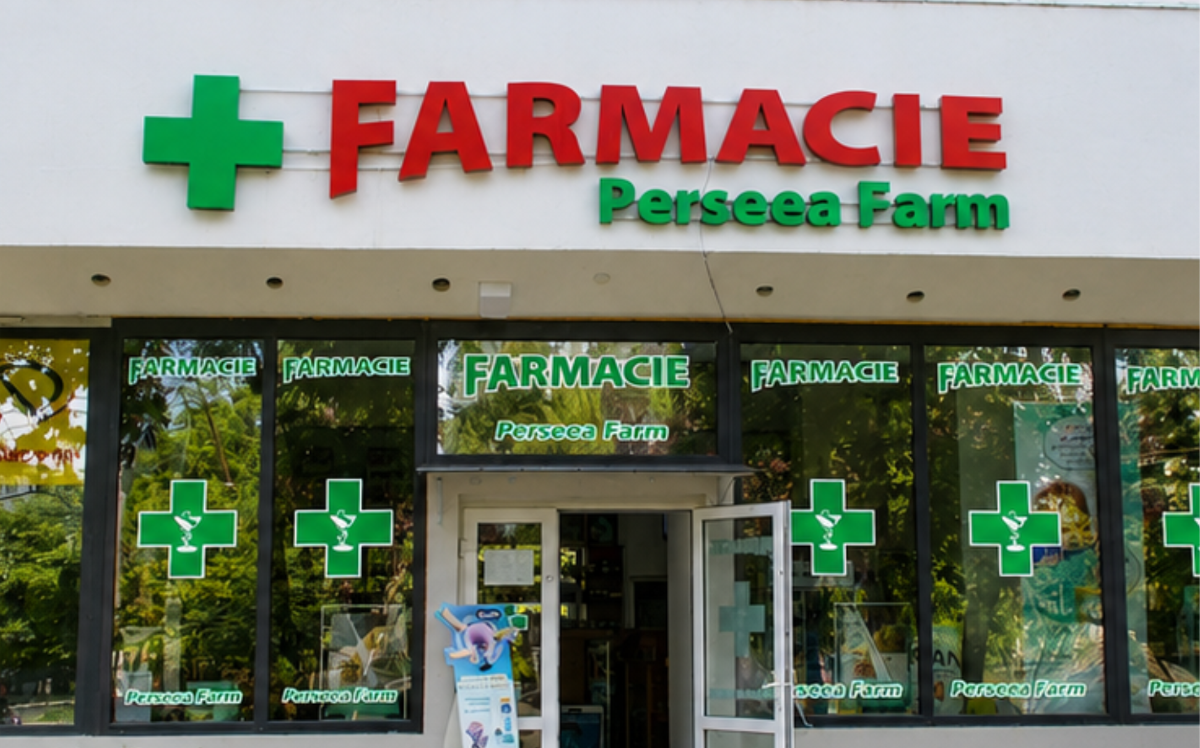 Farmacie — firmă luminoasă și vitrolii